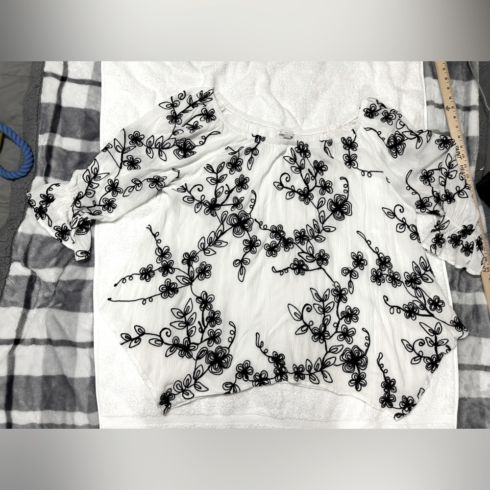 Women’s 18/20W Cato dressy shirt with black floral